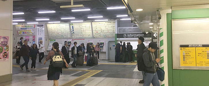 JR渋谷駅西口改札を出たら、「Infomation」の窓口を正面にして、左に曲がります。